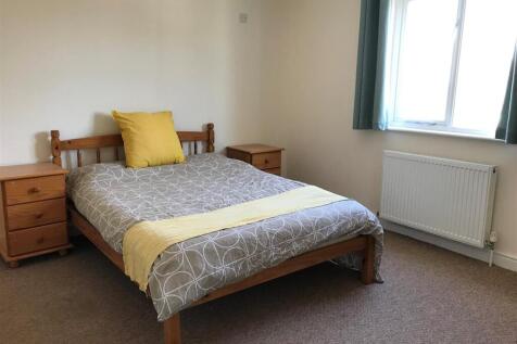 10 Wiltshire Crescent Main bedroom 2.jpg