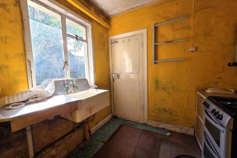 175 London Road - Kitchen.jpg