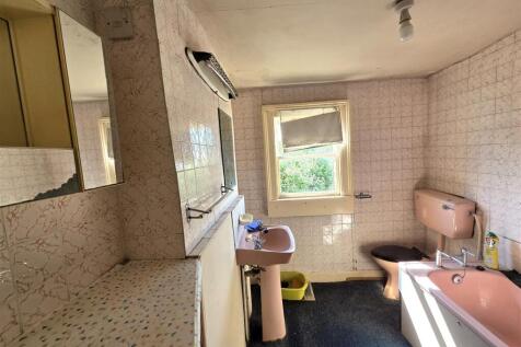 2 Claremont - Bathroom.jpg