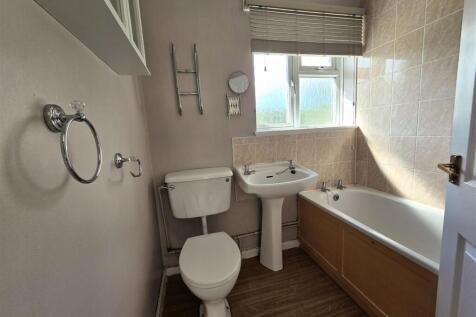 14 Green Road - Bathroom.jpg