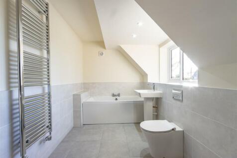 Bed 1 En Suite Bathroom