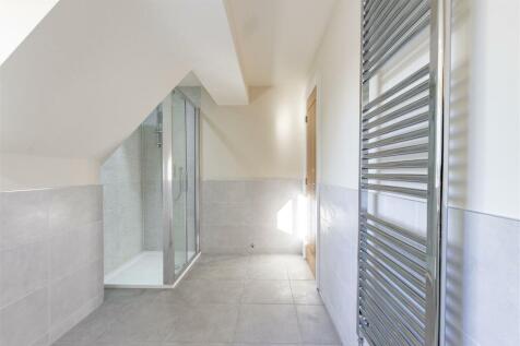 Bed 1 En Suite Bathroom