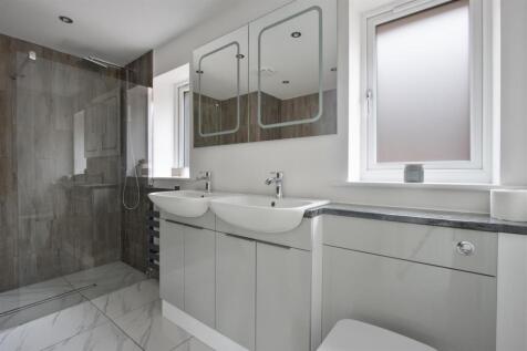 Master Ensuite 2.jpg