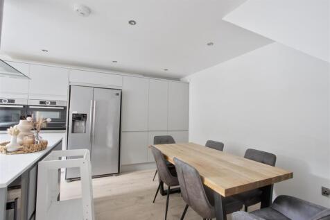 Kitchen 2.jpg