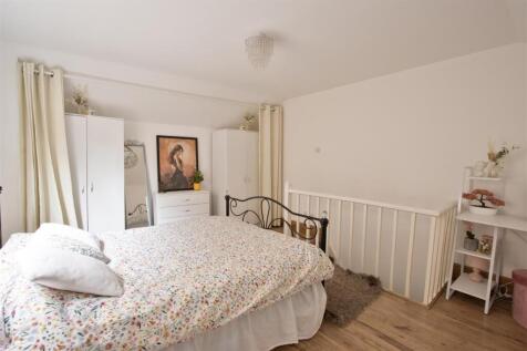 Bed 1.jpg