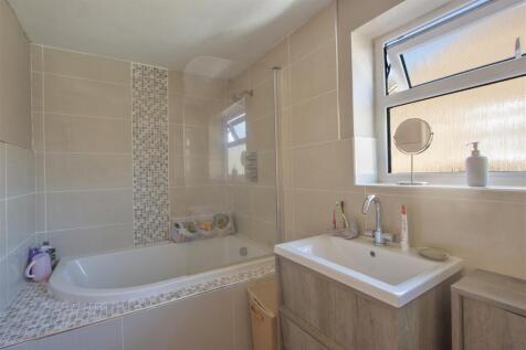 Family Bathroom 1.jpg