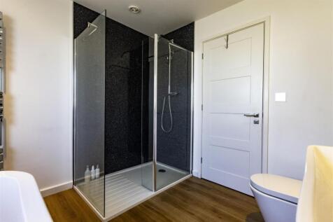 Family Bathroom 2