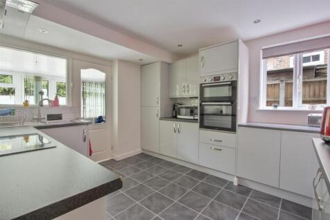 Kitchen 1.jpg