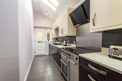 &#39;L&#39; Shaped Breakfast Kitchen