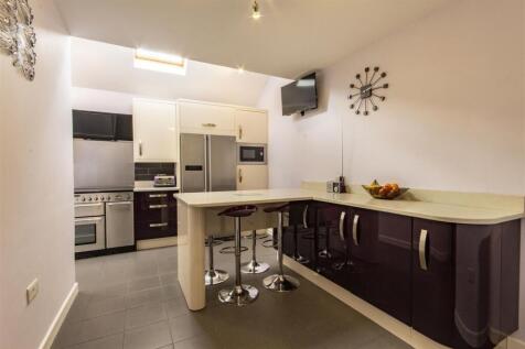 &#39;L&#39; Shaped Breakfast Kitchen