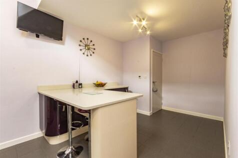 &#39;L&#39; Shaped Breakfast Kitchen