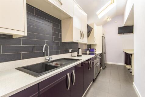 &#39;L&#39; Shaped Breakfast Kitchen