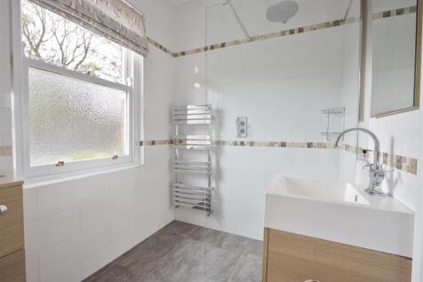 Family Bathroom 1