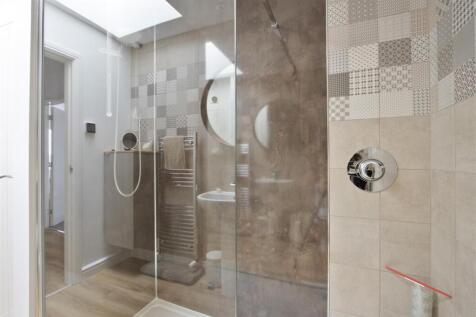 Family Shower Room 1
