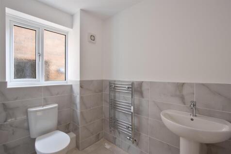 Family Bathroom 2.jpg