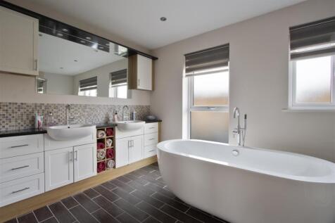 Master Bed En Suite 1