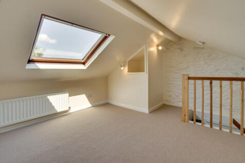 Attic Bedroom/stu...