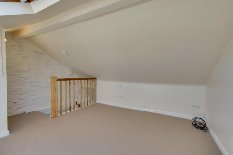 Attic bedroom/stu...