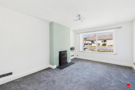 Spacious Lounge w...