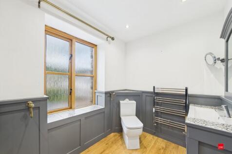 Master Bedroom En...