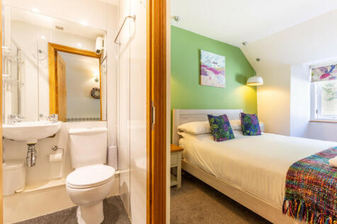 Bedroom 1 and En ...