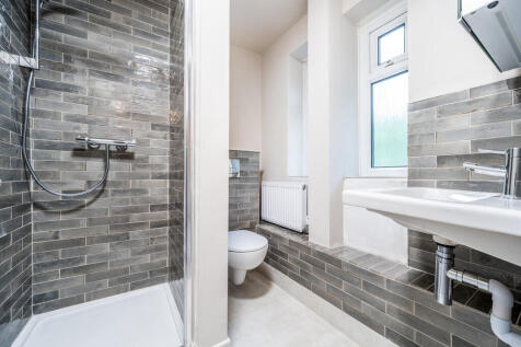 En suite shower r...