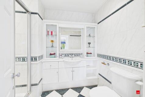 En suite shower r...