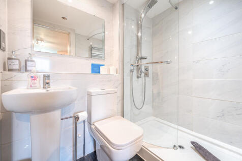 En suite shower r...