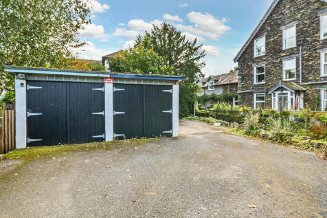 Garage (on the ri...