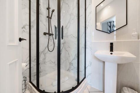 En-suite shower r...