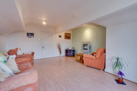 Flat 2: Living Ro...