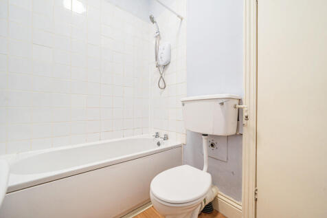 Flat 1 Bathroom