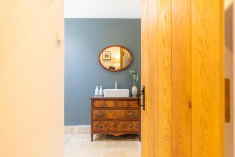 Downstairs Shower...