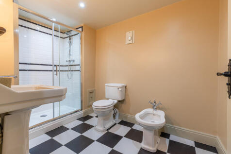 Cottage 1 - Showe...