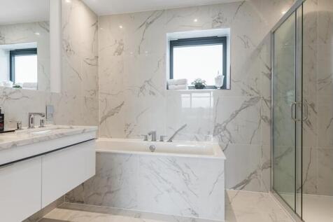 Master Bedroom - En-Suite Bathroom