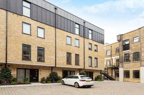 Courtyard View &amp; Parking
