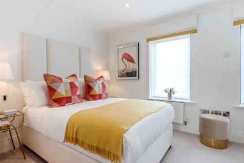 Courtyard Bedroom - Second Floor