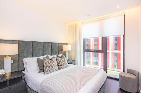 Master Bedroom (blind open)