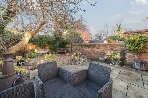 garden patio winter h.jpg