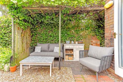 garden sitting area.jpg