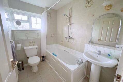 2nd Floor bathroom/Wc