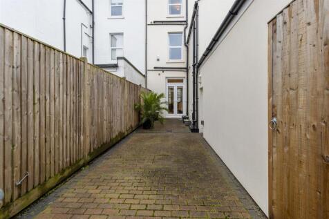 Courtyard garden/optional off road car parking spa