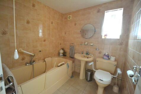 SANDBANKSBATHROOM.JPG