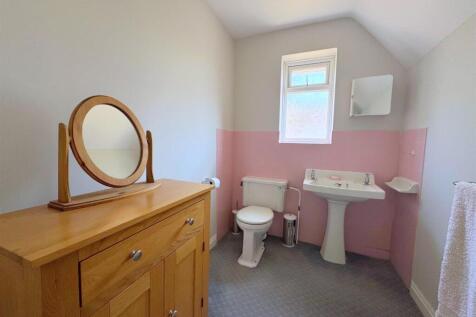 First Floor Cloakroom/