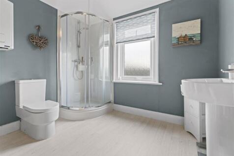 En-Suite to Bedroom 1