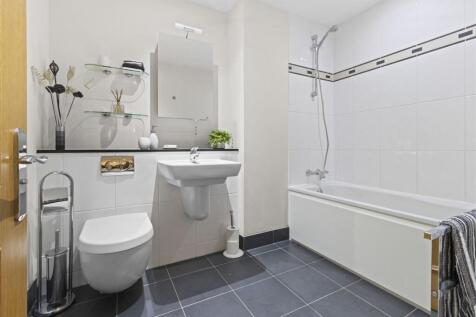 En-Suite Bathroom Bedroom 1