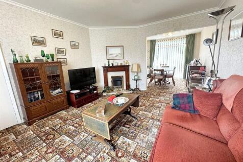 Lounge/Dining Area