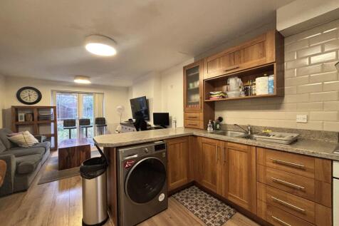 Kitchen / Lounge