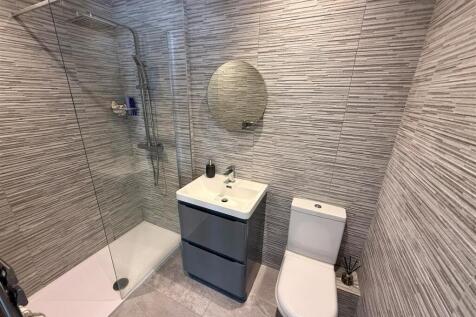 EC59 En Suite.jpg