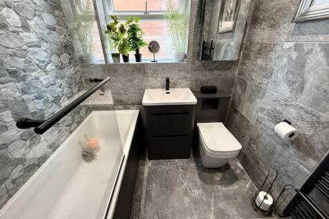 SR93 Bathroom.jpg